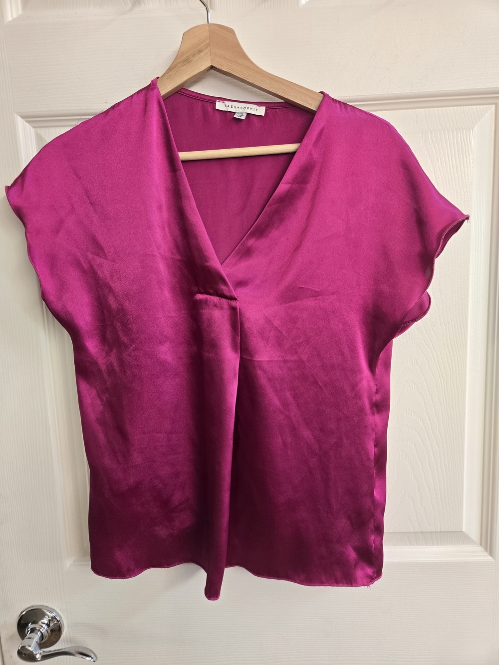 Tash+Sophie Silky Fuchsia V-Neck Cap Sleeve Blouse- Size Xs